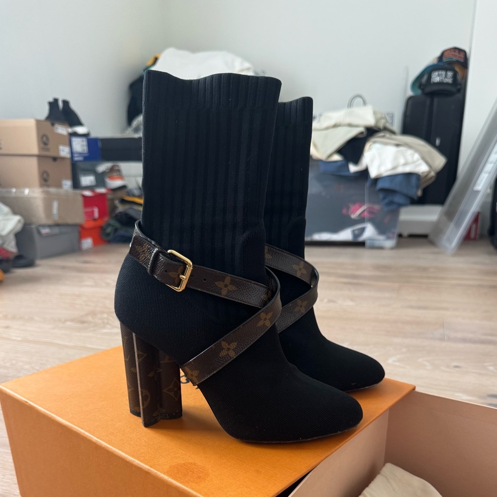 Louis Vuitton boots size 39
